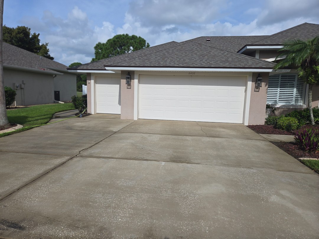 Top Quality House Wash and Concrete Driveway Cleaning Performed in Port Orange, FL Thumbnail
